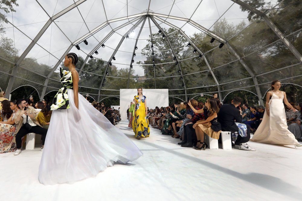 Herrera trae brillante colección floral a Semana de Moda NY